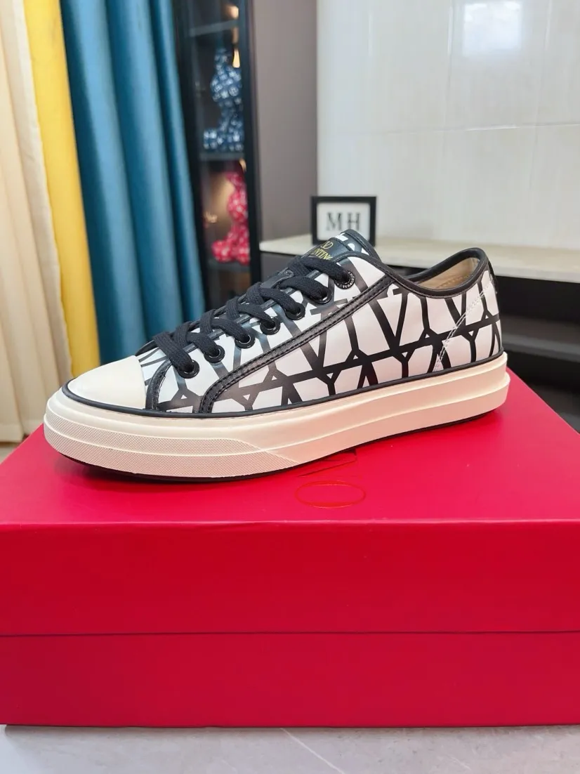 Men's shoes 💰500🌸🌸[Valentino] Couple model, official website 1:1 replica, fashionable casual men's shoes 🔜The upper is made of imported high-quality original special upper sheepskin lining, the upper foot is very stylish, personalized fashionable rubber wear-resistant outsole, size: 35-44 (45 can be customized)